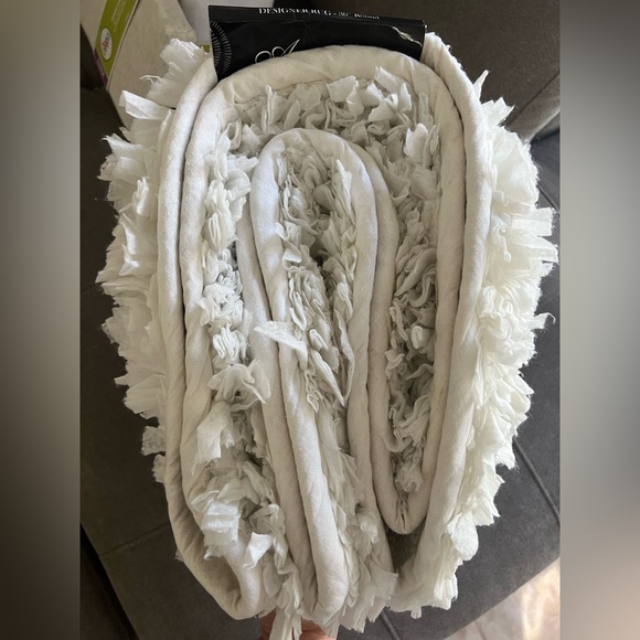 Round White Shaggy Rug - Picture 4 of 4